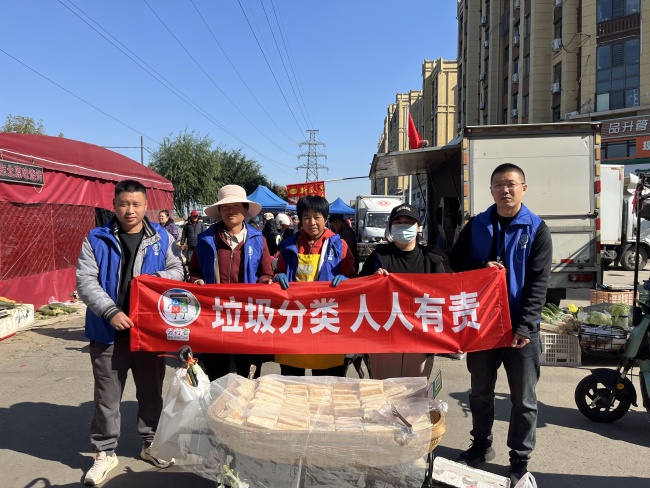 宣传进市场 环保促文明‌——青岛城阳区小城之春便民市场开展垃圾分类宣传活动