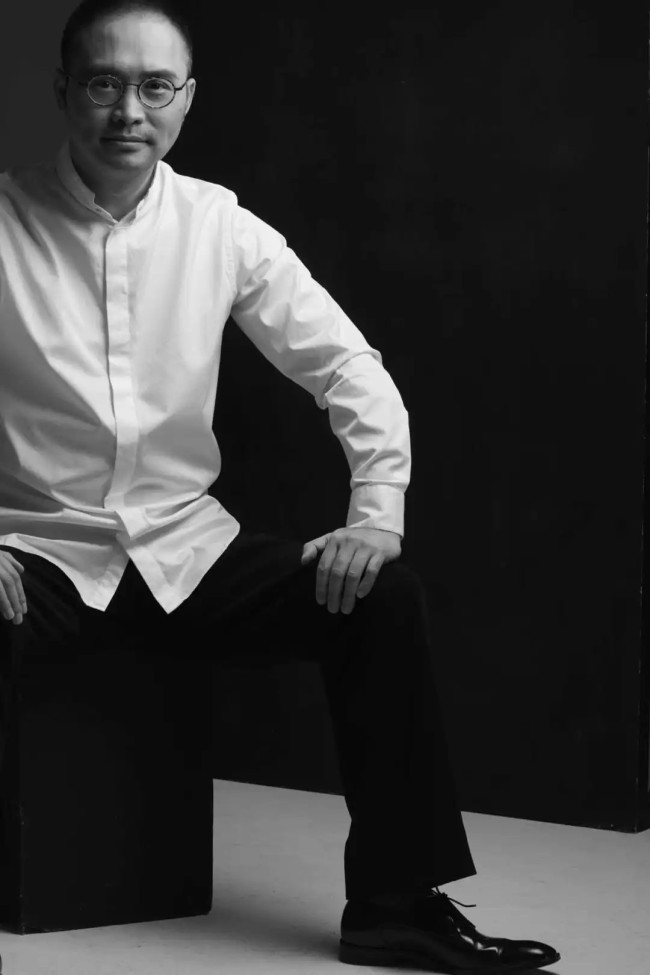 【DeepSeek谈艺】张见·工笔画 | 东方风情与西方元素相融合,画面充盈着意蕴隽永之味