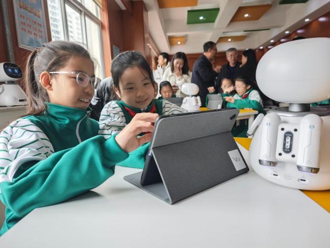 德州首个小学“AI创未来”工作室揭牌成立