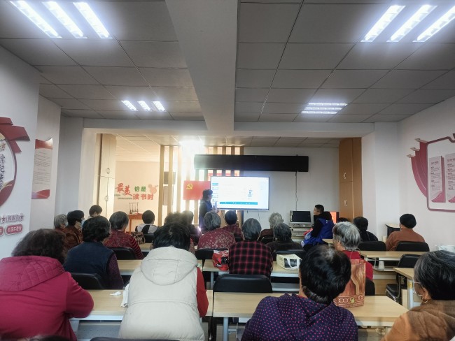 垃圾分类宣传 银发潮流新时尚——青岛城阳区棘洪滩街道院后社区老年大学开展“垃圾分类”课堂