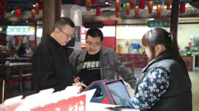 一抹福彩红半城烟火半城情—公益福彩扮靓德州奥莱广场589街区