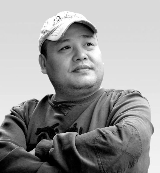 李宽·人物写生丨在轮廓线内勾勒出丰富的形体变化和细节，展现人物的内在世界