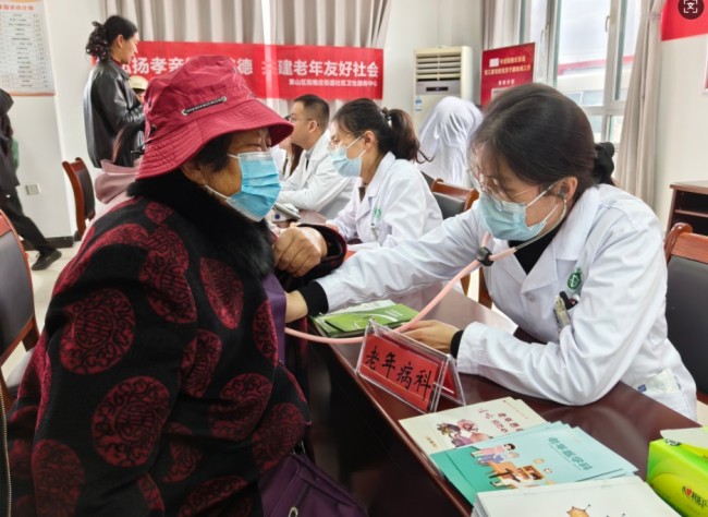 专家来到家门口，健康服务“零距离”！莱山这场公益义诊暖人心