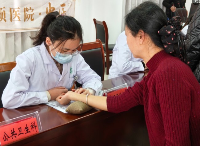 专家来到家门口，健康服务“零距离”！莱山这场公益义诊暖人心