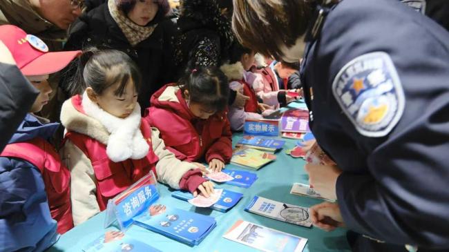 警民双向奔赴的平安青岛画卷