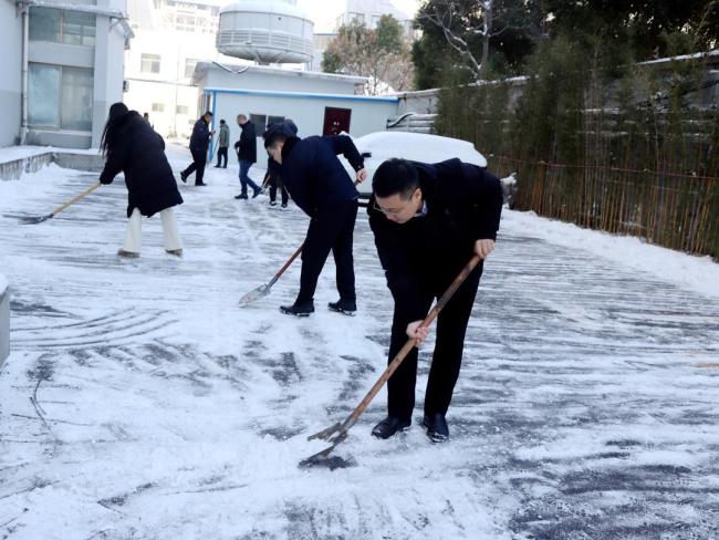 枣庄高新区各街道全面开展清雪除冰专项行动