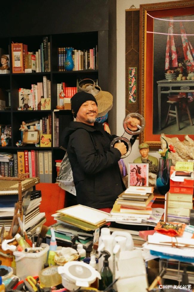 “马驹同行——常青·阿郎1+1马年迎新生肖作品展”丨马蹄踏岁月,藏在生肖长卷里的三代情与光阴诗