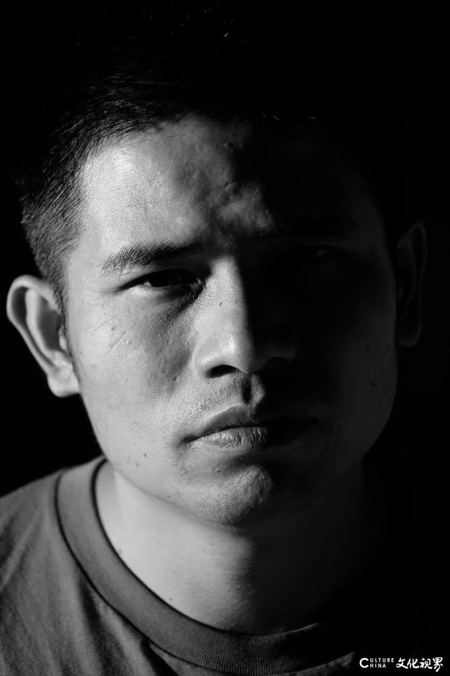 【DeepSeek谈艺】潘新权·油画 | 摒弃繁复的色彩堆砌,赋予作品古朴而沉静的氛围