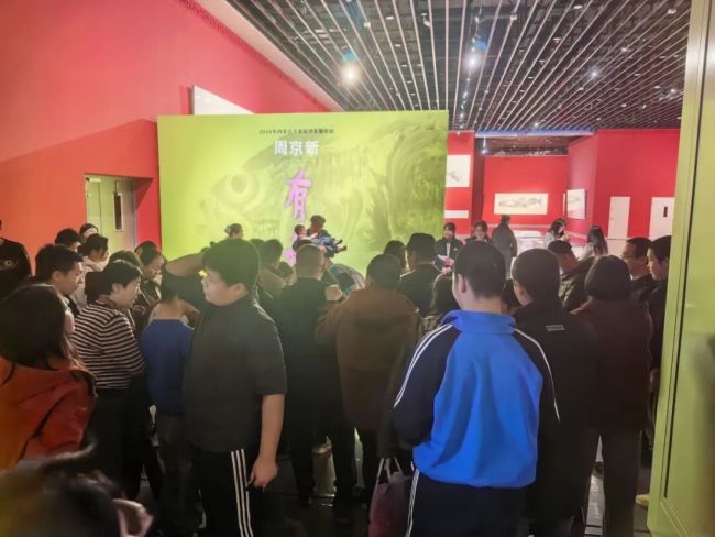 艺术共鸣 有爱无碍 | 呼和浩特市特殊教育学校师生走进内蒙古美术馆沉浸式感受 “周京新・有鱼” 艺术魅力