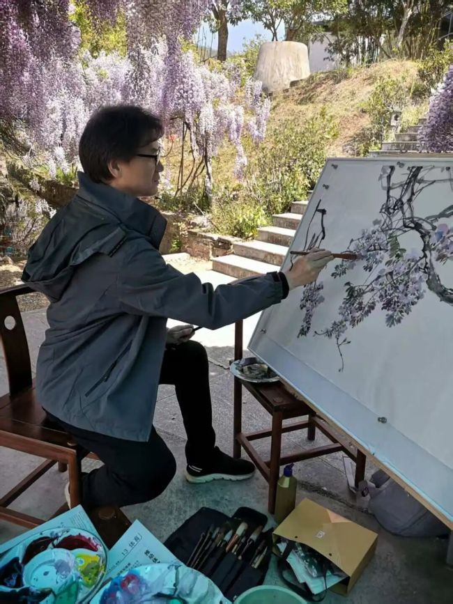 胡益通的“紫藤标签”——那些盘绕的藤蔓与垂落的花穗,皆是对生命的礼赞与对乡土的眷恋