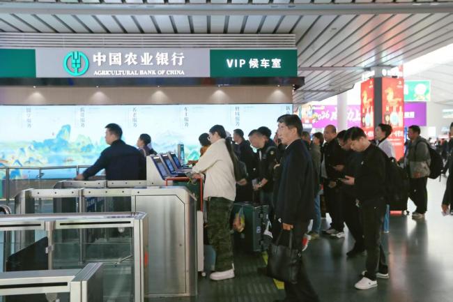 济南三大火车站清明小长假运输启动，济南三大站增开临客14对