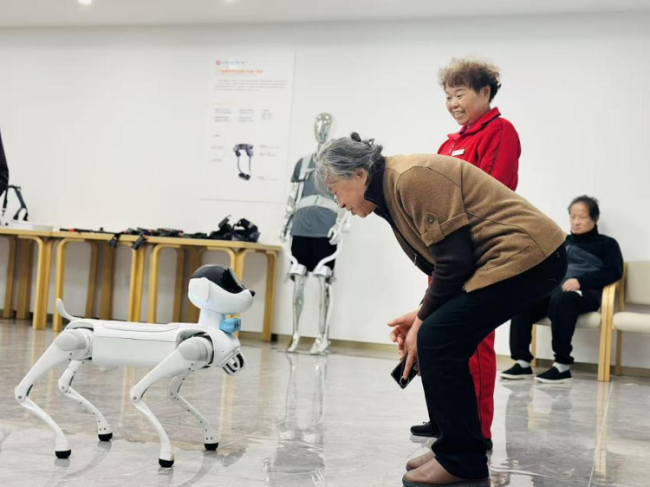 机器人替代养老护理员还要“走”多远?