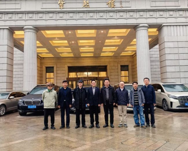 “东郊国宾馆四季——江苏省中国画学会春季写生采风创作活动”昨日在南京举行