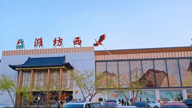潍坊高速服务区上演“流动风筝秀”