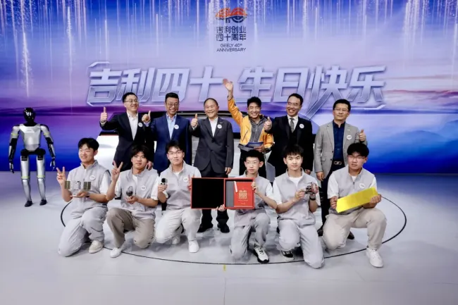 李书福携手大咖车展对谈：吉利“跃迁计划”加速落地，探索AI时代创新人才培养新路径