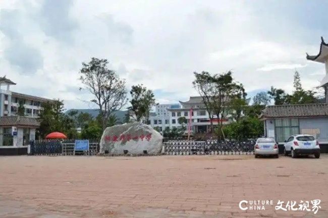 云南楚雄姚安一中一高三教师校内坠楼，网传遗书控诉遭同事问责刁难，当地教体局回应：涉事教师暂无生命危险，相关部门已介入调查