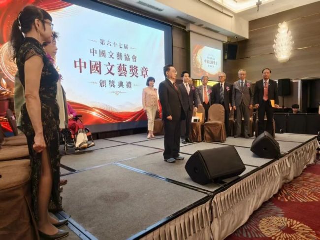 山东工艺美术学院资深教授曾毅荣获第67届中国文艺奖章