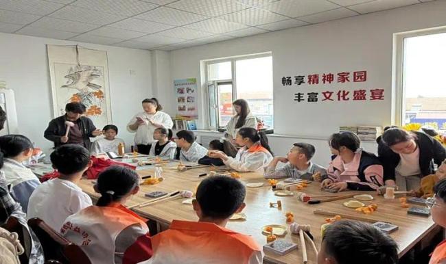 青岛莱西市水集街道炉上社区举办“齐鲁好家教”非遗拓印体验活动