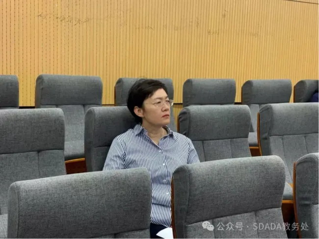山工艺党委书记王晓娟深入课堂观摩指导思政公开课