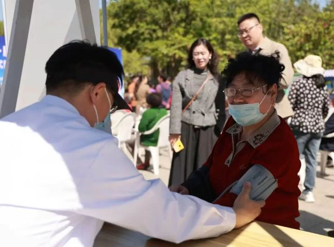 威海市首届养老服务消费季启动仪式暨消费补贴政策进村居宣传活动在荣成举办