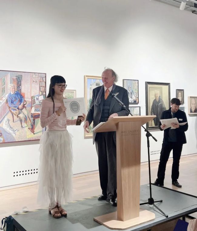 旅英工笔画家夏域荣获英国皇家肖像画家学会2026年度展览大奖