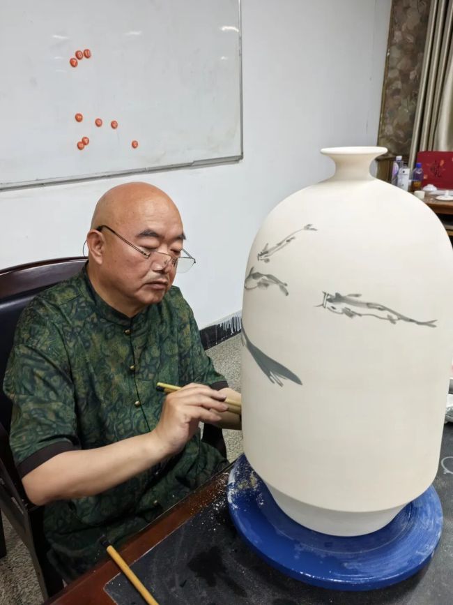 素瓷化境，墨韵游龙——尹沧海陶瓷绘画创作观后