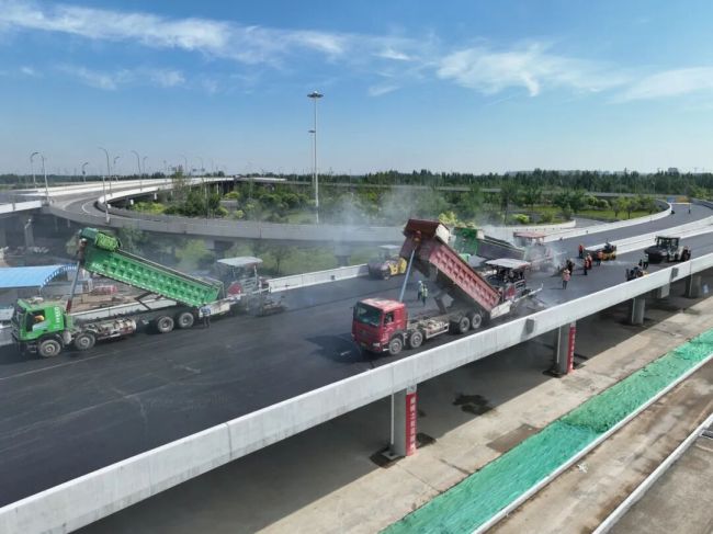 济南黄岗路黄河隧道北岸G309互通立交完成面层沥青摊铺