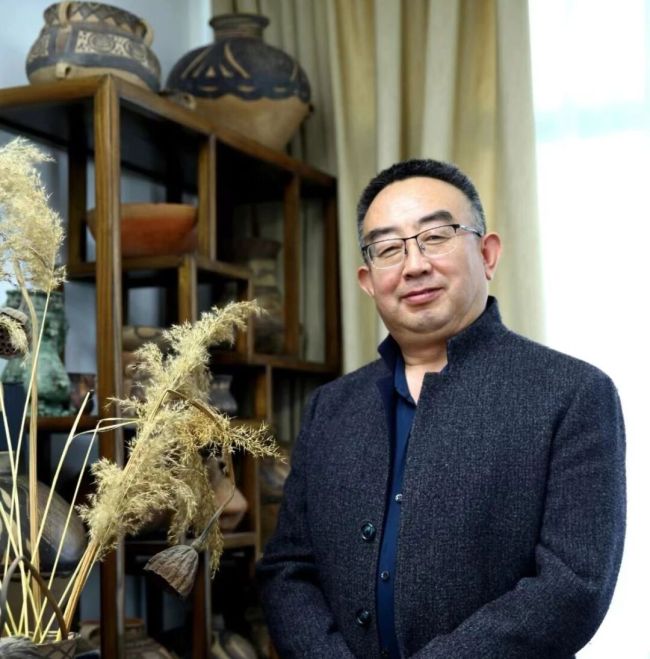 2026美术界春晚作品展播丨王万成·《雪塬春归》:紫枝映雪塬,牛铃唤春归