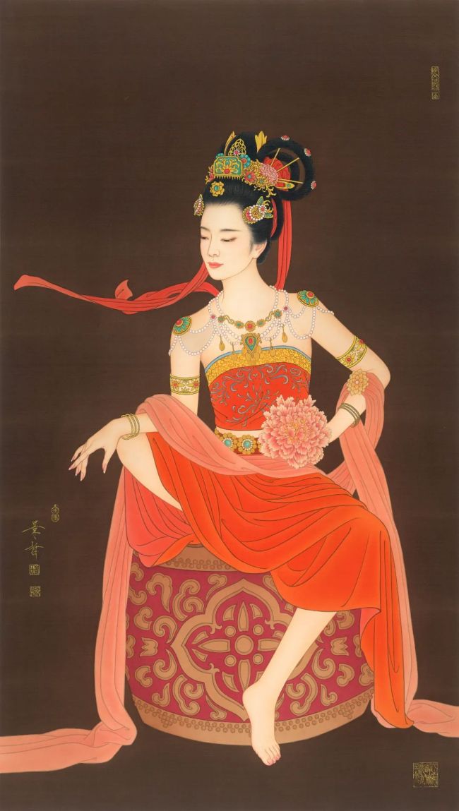 崔景哲的中国红:霓裳茜裙胭脂染,顾盼生辉芙蓉面