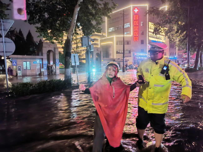 徒手清淤、蹚水护航……雨夜，济南交警是街头最安心的路标