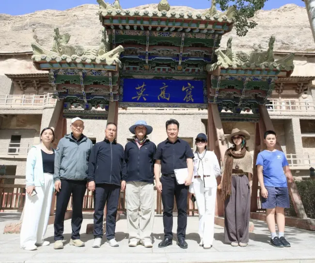 溯源千年文脉，研习石窟古画——翟优樊蕾伉俪携翟氏宗亲赴敦煌寻根研学，瞻拜莫高窟220号翟氏供养特窟