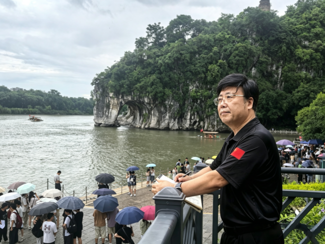 民革中央画院在广西桂林召开院务会议，孔维克主持会议并带队写生，绘就山水人文画卷