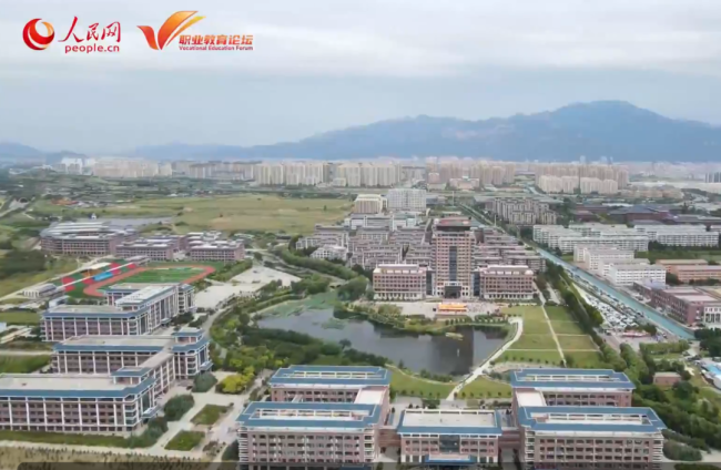 山东力明科技职业学院党委副书记、院长刘晓臣在第三届职教发展论坛接受人民网专访,解读力明特色办学高质量发展路径
