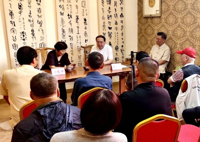 “紫砂传道·名师对话——蒋艺华大师非遗文化交流会暨蒋氏紫砂鉴赏展” 在北京启幕,马子恺现场题赠 “艺苑菁华”