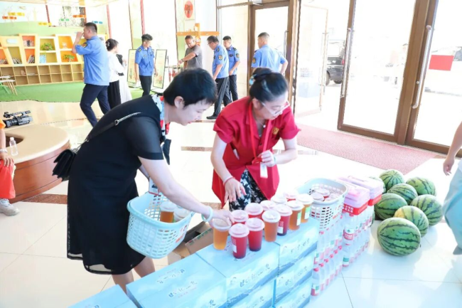 威海市环翠区竹岛街道开展“夏日送清凉 暖心护坚守”主题活动