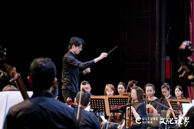 指尖奏响古典华章——钢琴家宋飞专场协奏曲音乐会在天津中华剧院圆满落幕