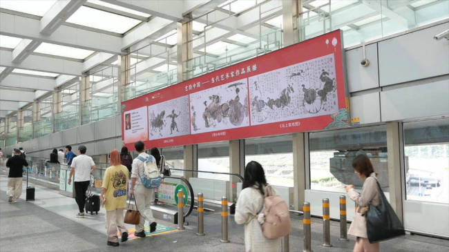 “国门”大屏展汉韵，东方笔墨向全球——王阔海新汉画登陆首都国际机场T3航站楼