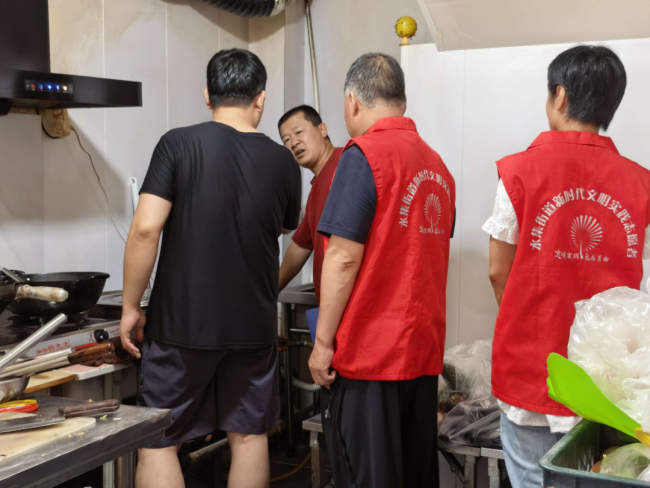 筑牢安全防线 守护平安双节——青岛莱西市水集街道义谭店、任家疃社区开展节前门店安全专项检查