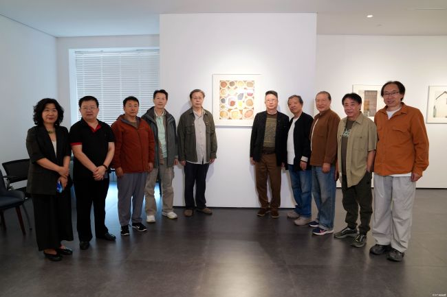 沃土寻踪，桃李言师 | 曹昌武教授学生们探访 “沃土无声——曹昌武艺术展”