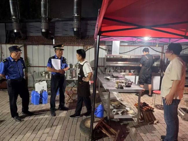 济南市莱芜区:联合夜查整治露天烧烤 守护城市静谧夜空
