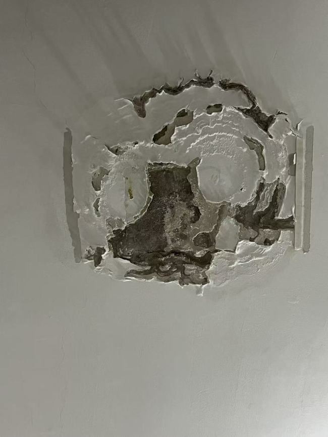 天天3·15 | 济南绿地新都会小区屋顶渗水蔓延破损，专项维修资金却批不下来，媒体介入后申请维修资金流程得到推动