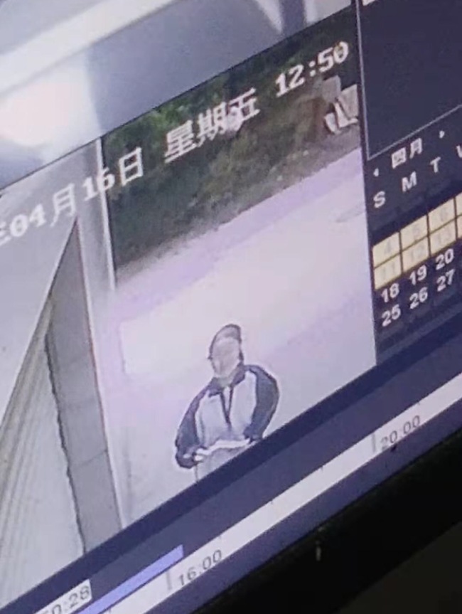 监控显示：4月16日12时50分，阳阳出现在坠楼的公寓附近（央广网发 受访者供图）