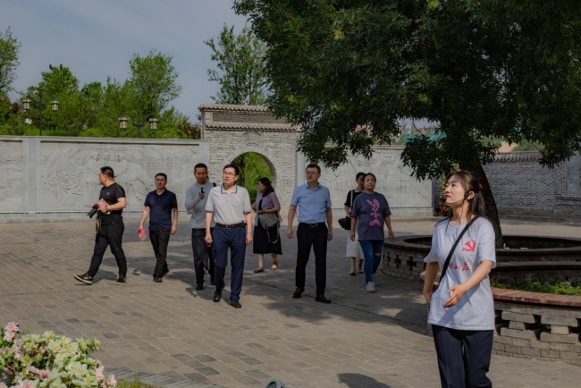 统战基层采访行媒体采访团参观邓宝珊将军纪念馆 (记者 鲍缘杰摄)