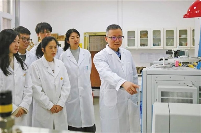 11月15日，马劲风（右一）和团队成员在实验室进行技术探讨。