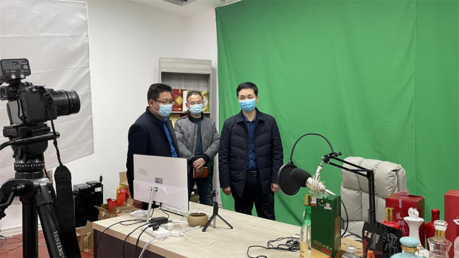 宝鸡凤翔区区委常委、纪委书记张晓辉莅临区电子商务公共服务中心检查指导工作