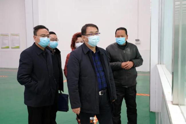 略阳县委书记吴维强到黑凤乌鸡养殖公司调研产业发展情况