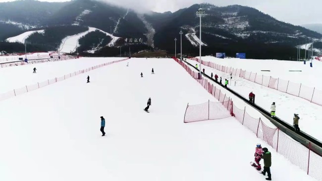 游客在鳌山滑雪场滑雪