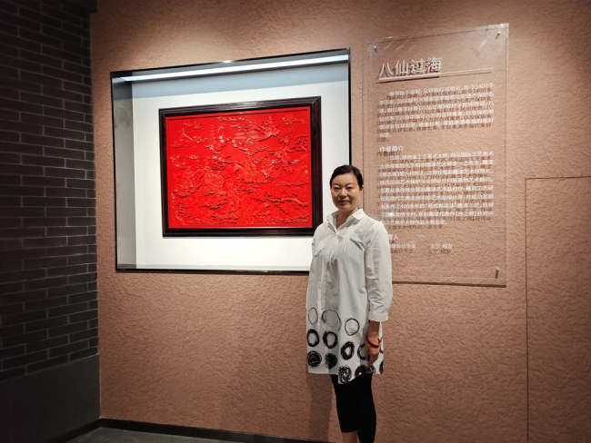 西安财经大学校友王宁向母校捐赠江羿工艺美术大师剔红雕漆挂屏作品《八仙过海》
