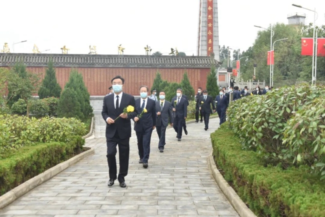 汉中市举行烈士纪念日向烈士纪念碑敬献花篮活动