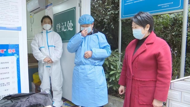 镇坪县统战部部长李俊看望慰问卡点疫情防控一线工作人员